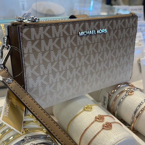 Michael Kors Jet Set Large Ombré Signature Logo Wristlet Wallet Phone
DUSK
NWT - Picture 6 of 16